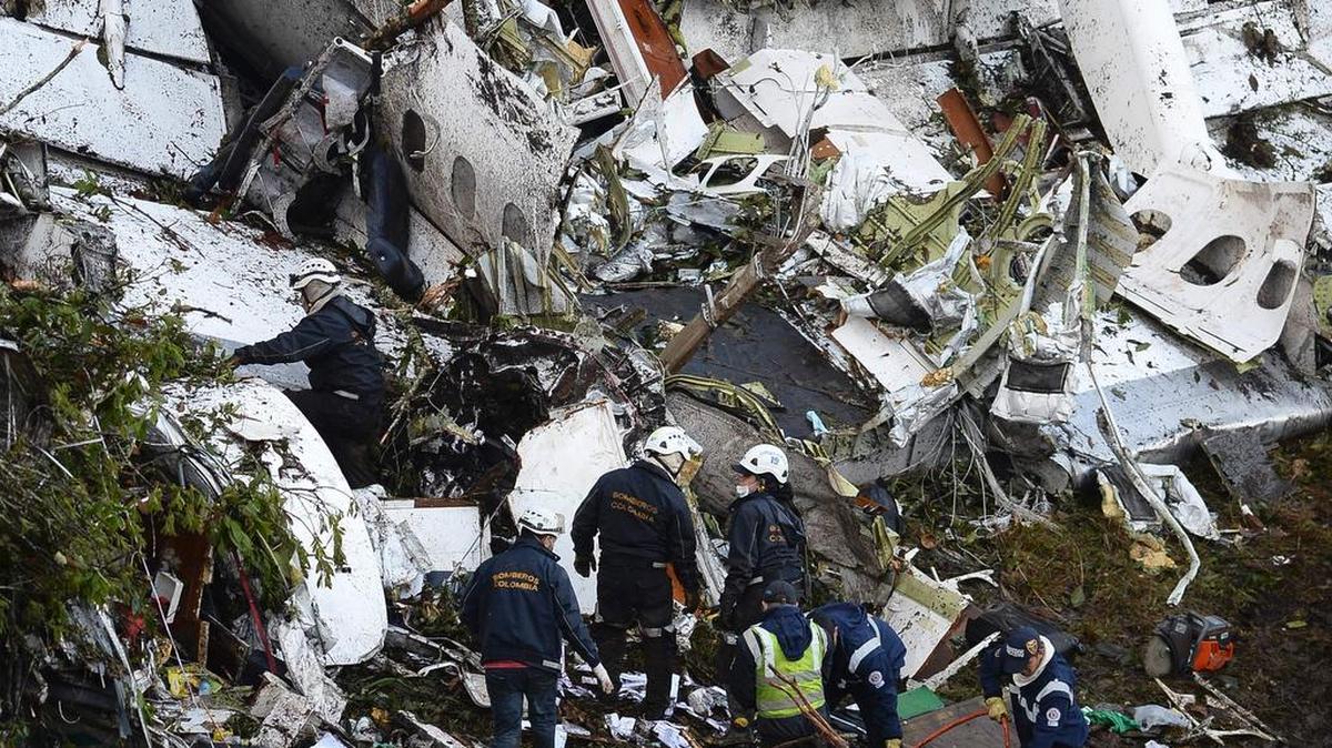 Los equipos de rescate trabajan en la recuperación de los cadáveres de las víctimas del accidente del avión de LAMIA que se estrelló en las montañas de Cerro Gordo, municipio de La Unión, Colombia, el 29 de noviembre de 2016.