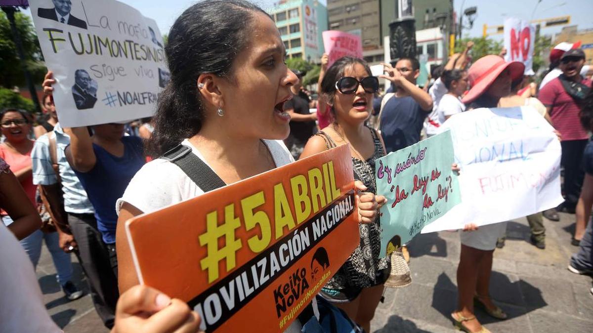 Un grupo de personas protesta este jueves frente al Jurado Nacional de Elecciones en Lima contra la permanencia en la contienda electoral de la candidata presidencial Keiko Fujimori.