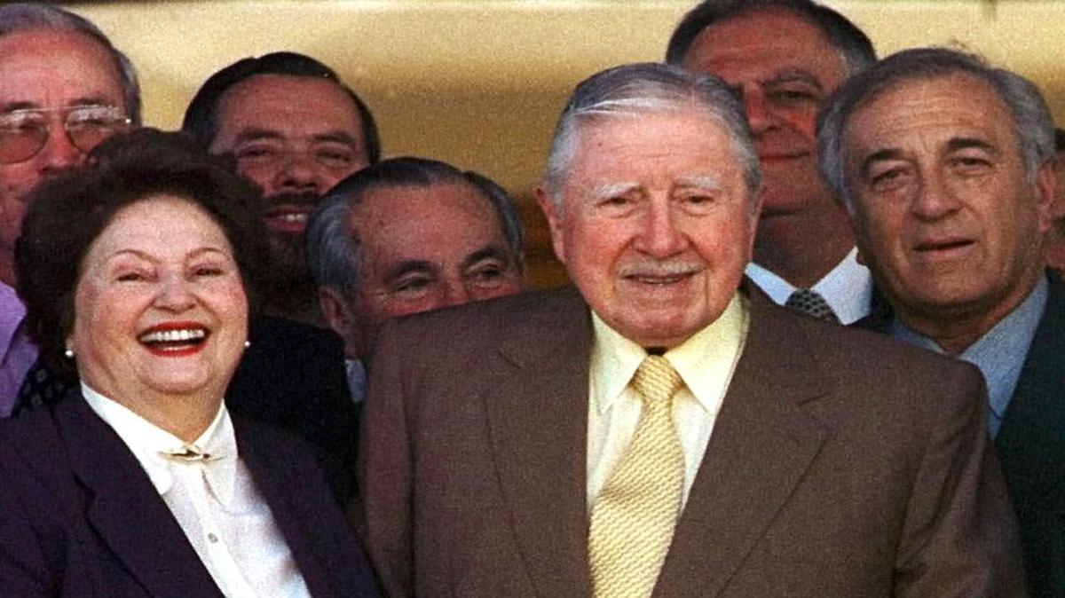 Foto de archivo del general Augusto Pinochet, con su esposa Lucía Hiriart en la entrada de su casa en las afueras de Santiago, el 9 de agosto de 2000.