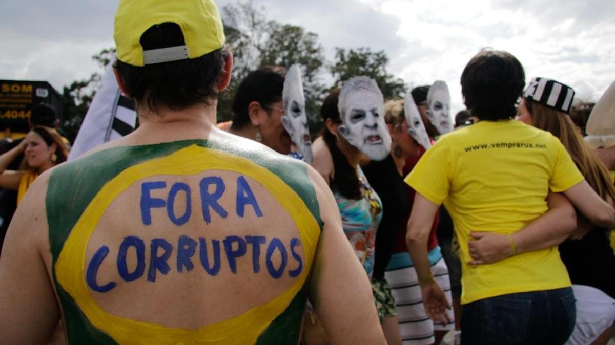 Opositores al gobierno de Dilma Rousseff participan con máscaras el sábado, en un carnaval anticipado por las calles de Sao Paulo, con la creación del bloque de carnaval "Unidos por la Lava Jato", en referencia al caso de corrupción en Petrobras.