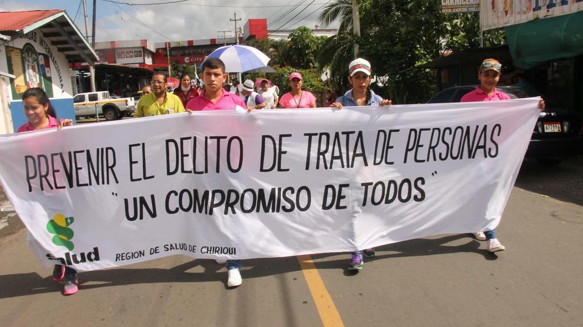 Jóvenes panameños y costarricenses alzan las banderas de ambos países en una caminata por la localidad de Paso Canoas el viernes, 23 de septiembre de 2016, para advertir sobre el delito de la trata de personas que puede afectar a esa población fronteriza, lugar de paso de miles de migrantes que buscan llegar a Estados Unidos.