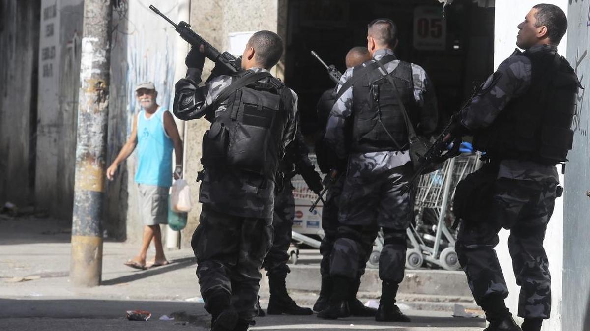 La Policía militar (PM) lleva a cabo una operación en la favela Cidade de Deus en Rio de Janeiro.