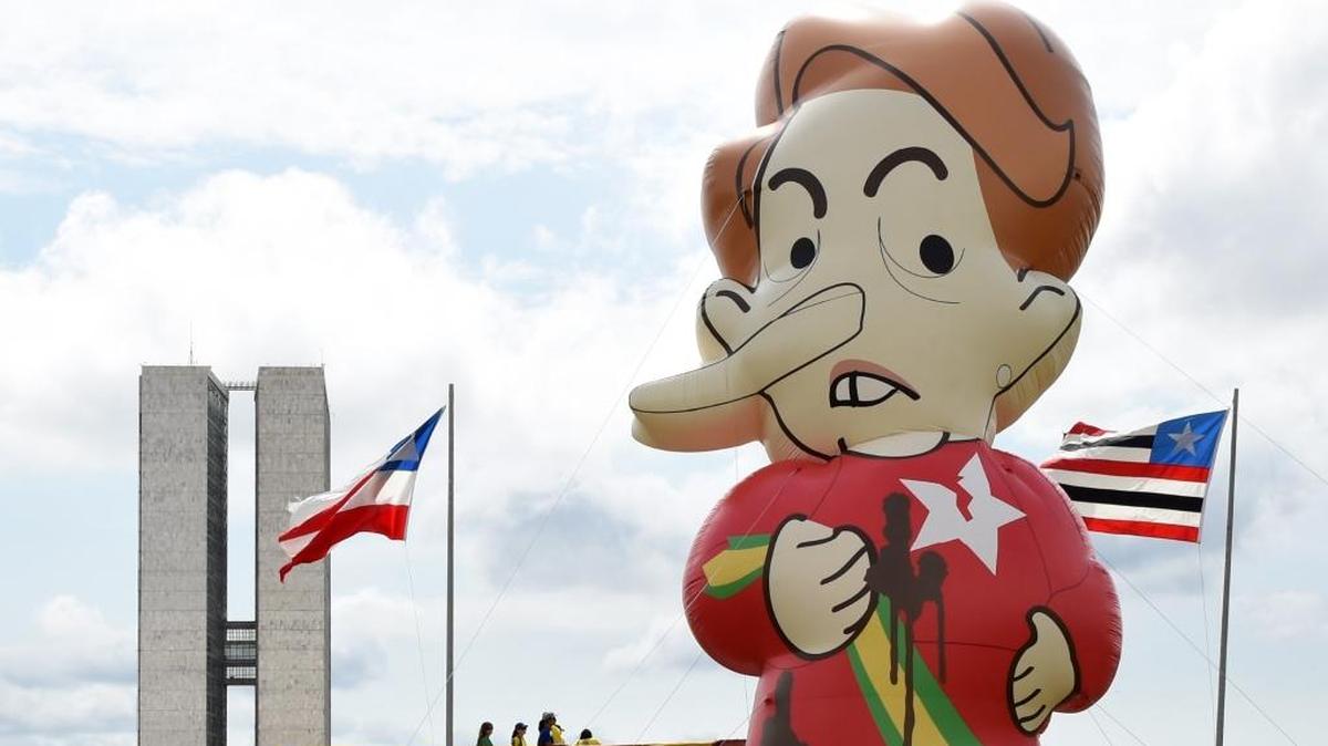Un muñeco inflable de la presidente Rousseff sobrevolaba Brasilia durante una protesta en su contra, este domingo 13 de diciembre.