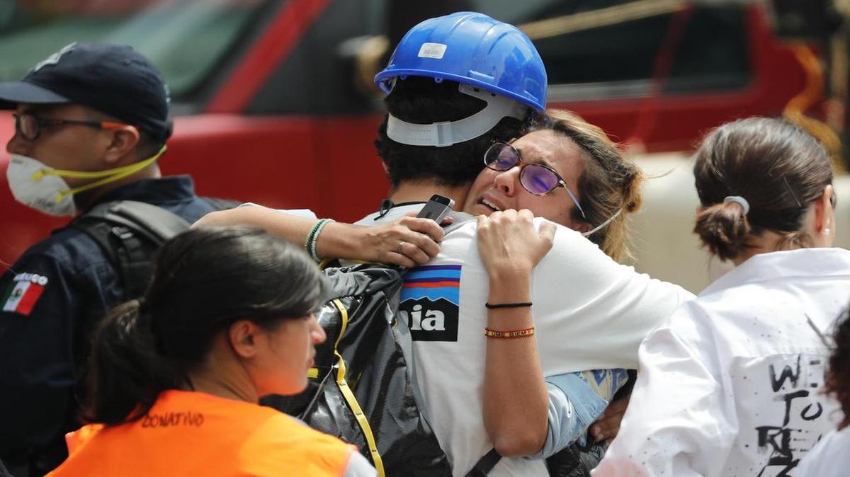 Familiares de desaparecidos aguardan en una de las zonas donde brigadas de rescate continúan con las labores de búsqueda bajo los escombros el lunes 25 de septiembre de 2017, frente al edificio colapsado de la avenida Álvaro Obregón de Ciudad de México (México).