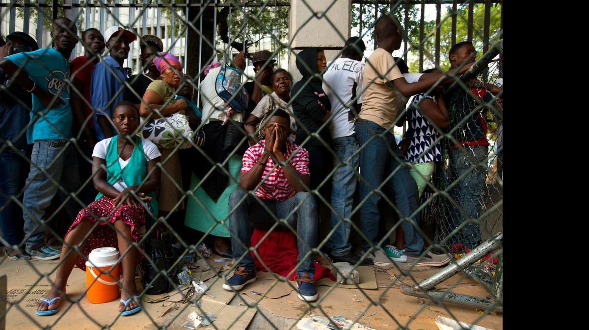 
Haitianos esperan el martes su turno en las instalaciones del Ministerio de Interior y Policía de República Dominicana, para inscribirse en el plan de Regularización de Extranjeros que vence el miércoles. Los extranjeros que no se hayan acogido al plan, serán repatriados a su país de origen.

