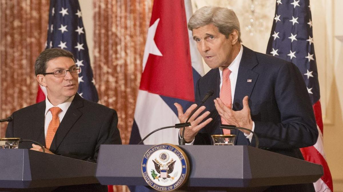 
El secretario de Estado de EEUU, John Kerry (der.), y el ministro cubano de Relaciones Exteriores, Bruno Rodríguez, ofrecen una rueda de prensa después de una reunión en la sede del Departamento de Estado, en Washington. 
