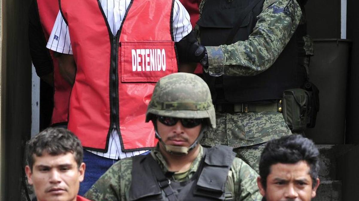 Soldados del Ejército mexicano presentan el 15 de febrero de 2012, a 14 presuntos miembros de la organizaciaan criminal de Los Zetas, durante un acto en Monterrey (México).
