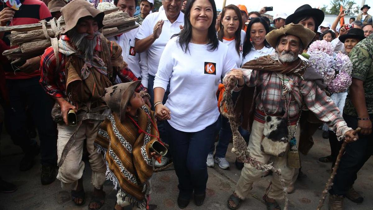 La candidata presidencial Keiko Fujimori baila con simpatizantes con el vestido tradicional durante una manifestación en Ayacucho, Perú, miércoles, 27 de enero de 2016.