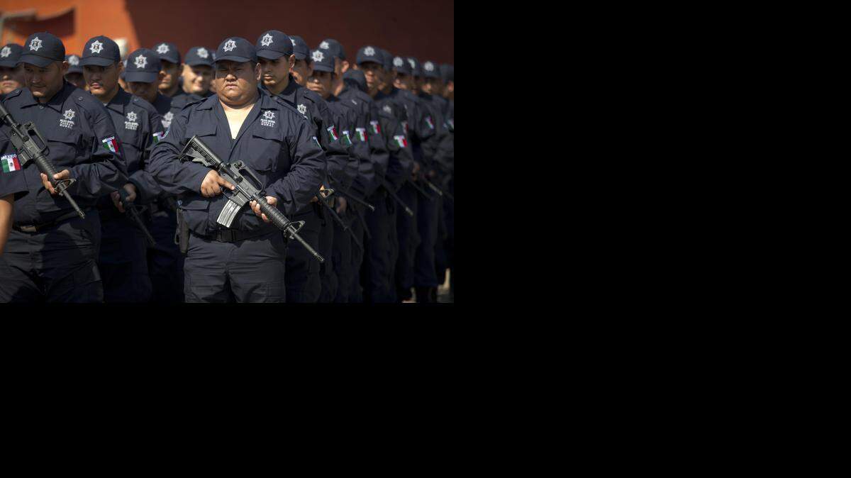 
Integrantes de un grupo de autodefensas de México en una ceremonia de juramentación como nuevos miembros de la policía rural, en Tepalcatepec en mayo del 2014.
