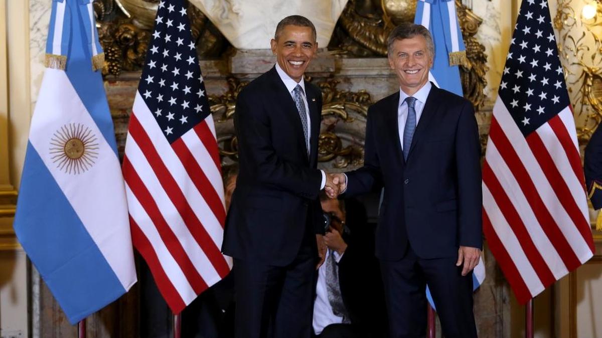 El presidente de Argentina, Mauricio Macri (d) recibe a el presidente de Estados Unidos, Barack Obama hoy, miércoles 23 de marzo de 2016, en la Casa Rosada en Buenos Aires (Argentina).
