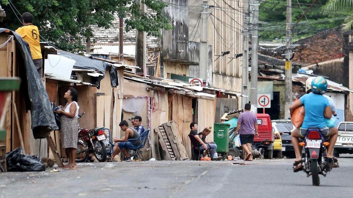 Vista de los damnificados ubicados en unas de la calles de Asunción a raíz de las inundaciones, tema que el nuevo intendente de Asunción Mario Ferreiro, tendrá como agenda. El experiodista Mario Ferreiro juro como nuevo intendente de Asunción (Paraguay) este sábado 19 de diciembre de 2015.