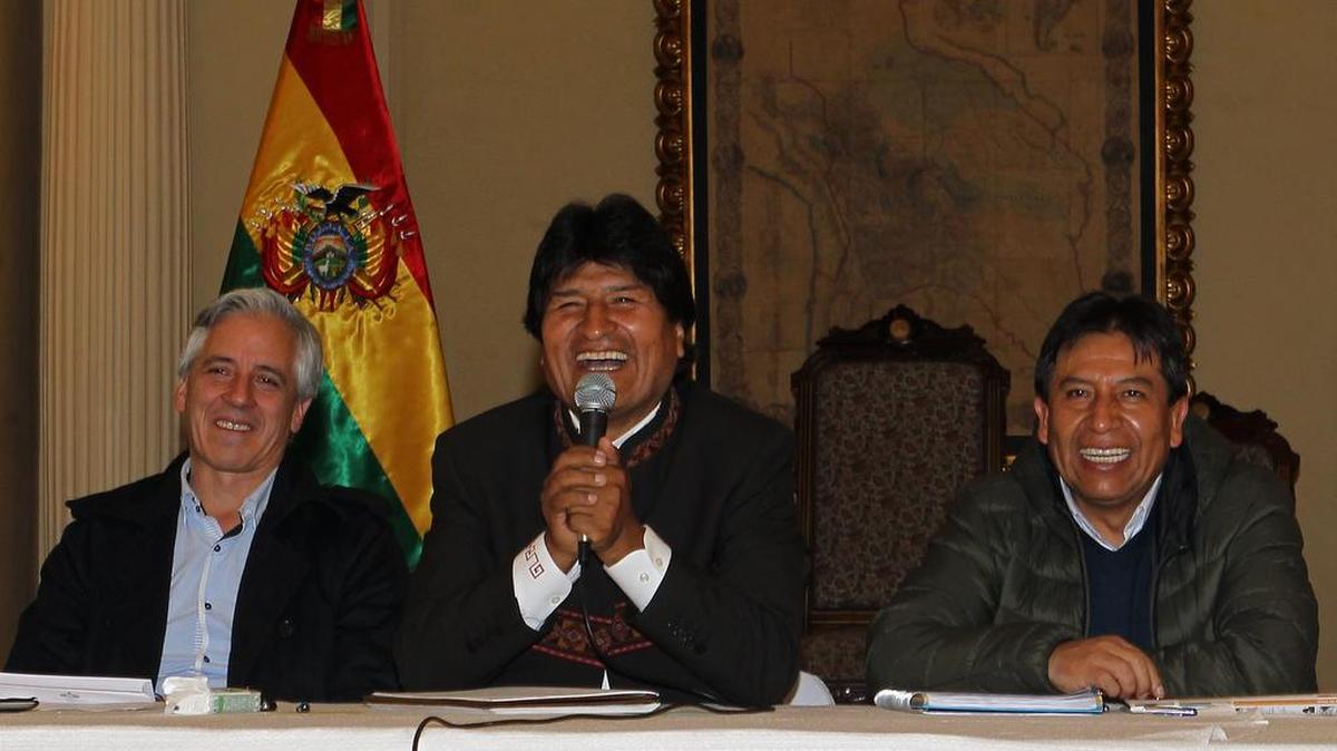 El presidente boliviano Evo Morales (cen.) sonríe junto al vicepresidente Álvaro García Linera (izq.) y el canciller David Choquehuanca, el martes durante una reunión con los sindicatos de obreros y campesinos afines al mandatario.