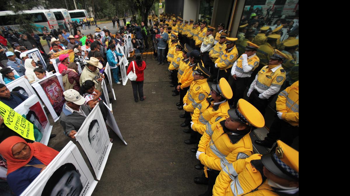 
Familiares de los 43 estudiantes desaparecidos durante una proesta en la Ciudad de México a finales de diciembre del pasado año.
