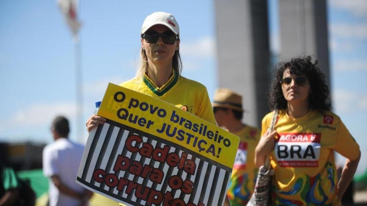 Una mujer protesta frenta al Congreso, el 31 de julio en Brasilia. Cientos de brasileños salieron este domingo a las calles para protestar en contra y a favor de la suspendida presidenta Dilma Rousseff, en la vispera del comienzo de los Juegos Olímpidos de Río de Janeiro.