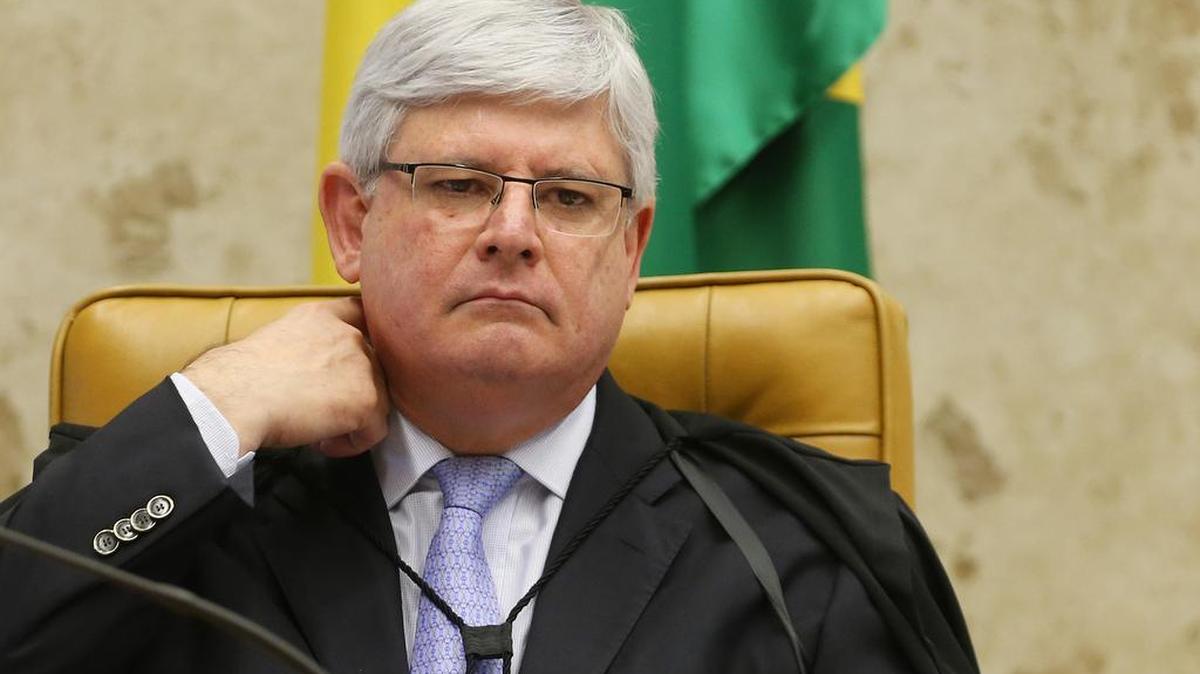 El procurador general de Brasil, Rodrigo Janot, participa en una audiencia sobre el proceso de destitución de la presidenta Dilma Rousseff hoy, miércoles 16 de diciembre de 2015, en Brasil (Brasil). La audiencia fue solicitada por el partido comunista de Brasil con el fin de cuestionar el juicio político que adelanta la Cámara de Diputados contra la mandataria desde el pasado 2 de diciembre.