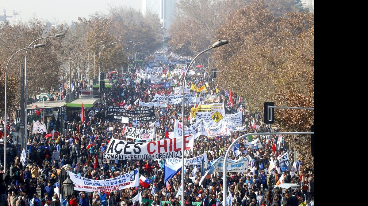 
Miles de profesores protestan el miércoles en Santiago de Chile en contra del proyecto de ley del estatuto que regulará la profesión docente, en el marco de la reforma educativa emprendida por el gobierno de Michelle Bachelet. 
