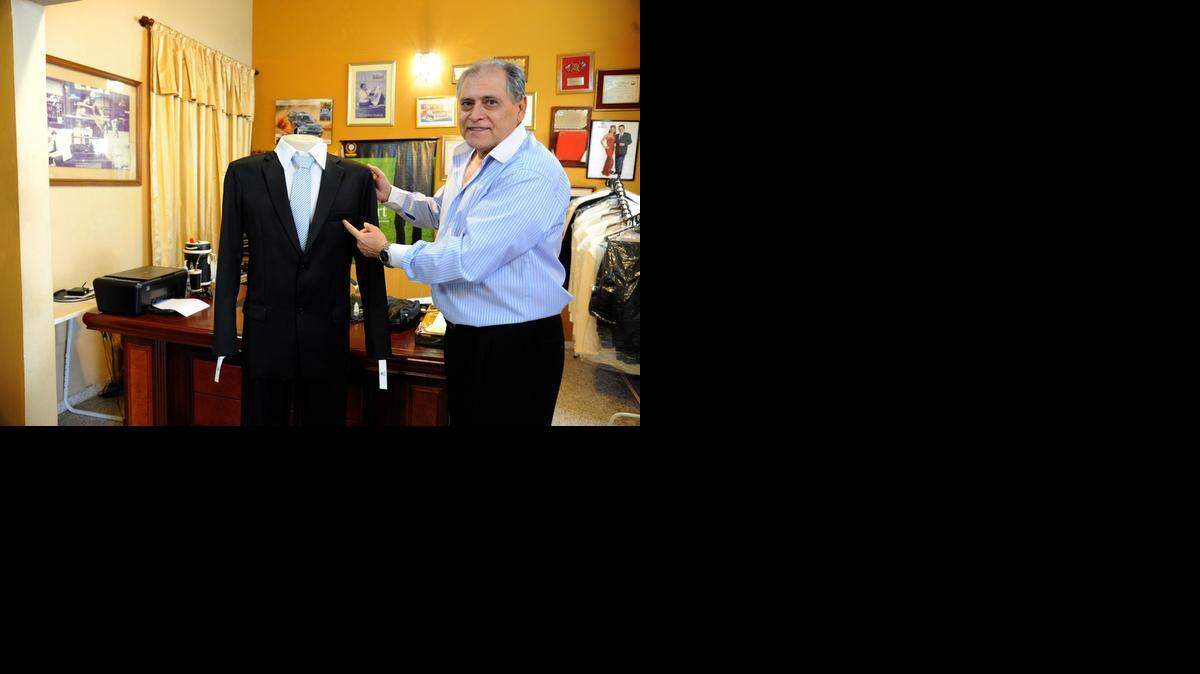 
Roberto Espínola, propietario de una sastrería en Paraguay, quien diseñó un traje ‘anticorrupción’, que no tiene bolsillos, en octubre del 2014.
