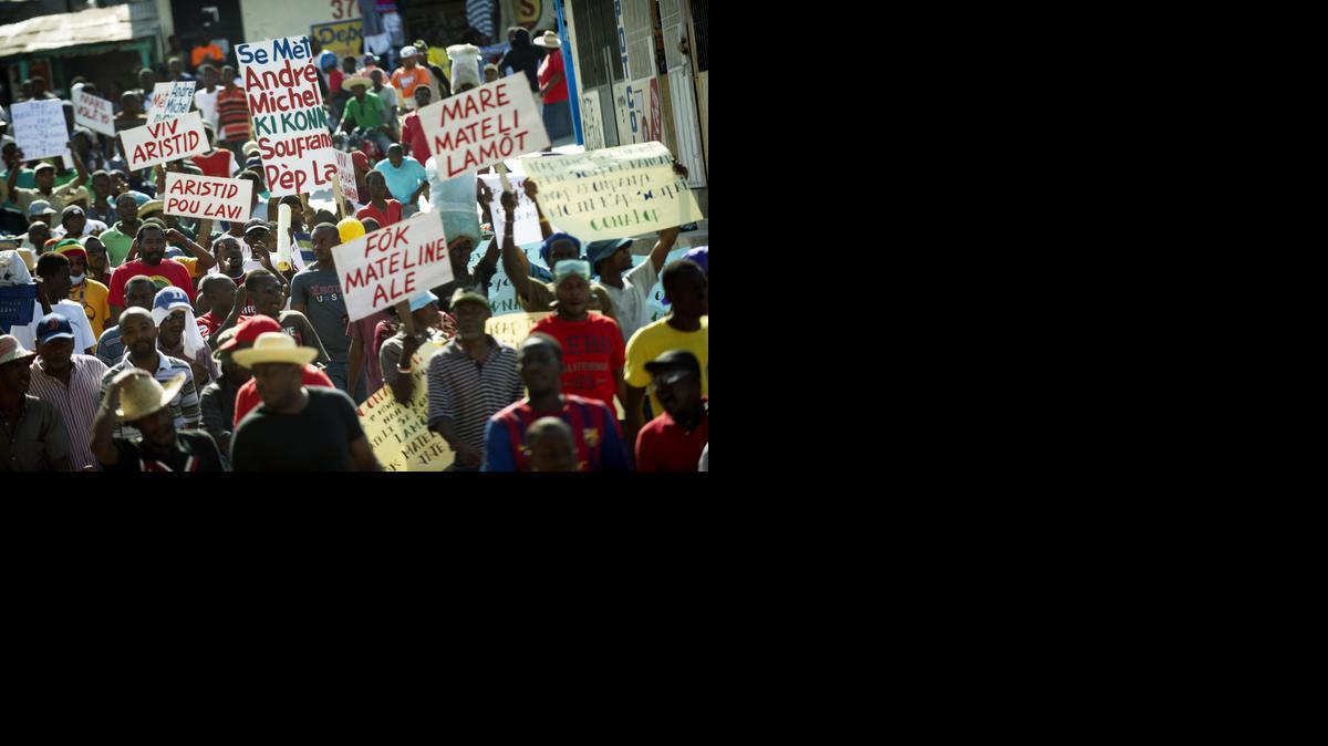 
Manifestantes antigubernamentales marchan por las calles de Puerto Príncipe, Haití, el miércoles pasado, exigiendo la renuncia del presidente Michel Martelly.
