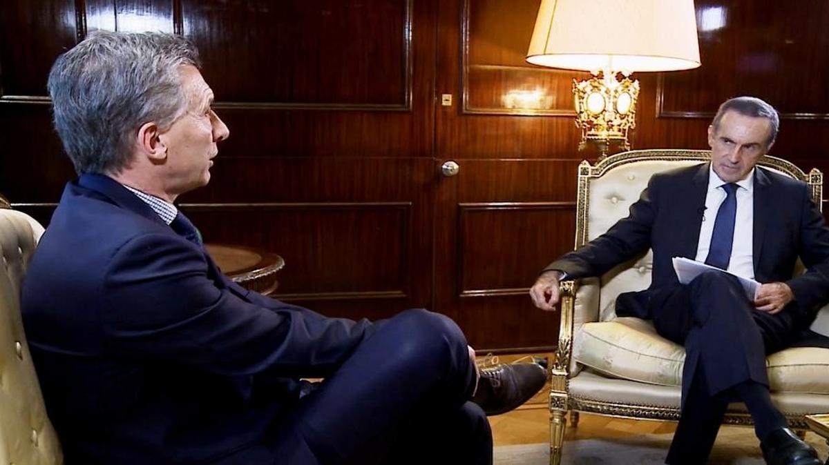 El presidente de Argentina, Mauricio Macri (izq.), en entrevista con Andrés Oppenheimer.