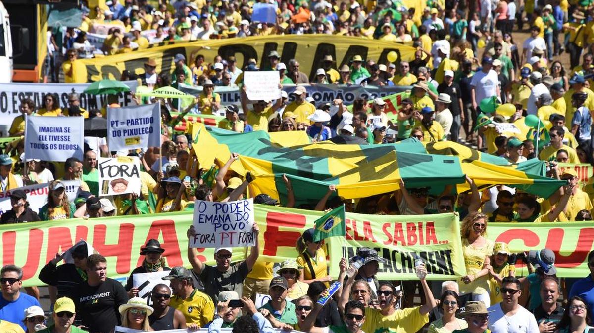 
Miles salieron a las calles de brasilia a protestas contra el gobierno de la presidenta Dilma Rousseff y su partido este domingo en Brasilia. 
