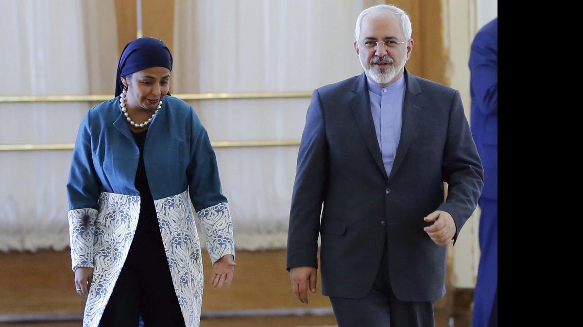 
El ministro iraní de Exteriores, Javad Zarif (dcha), y su homóloga venezolana, Delcy Rodriguez (izda), a su llegada a una rueda de prensa en Teherán (Irán) hoy, lunes 20 de abril de 2015.  
