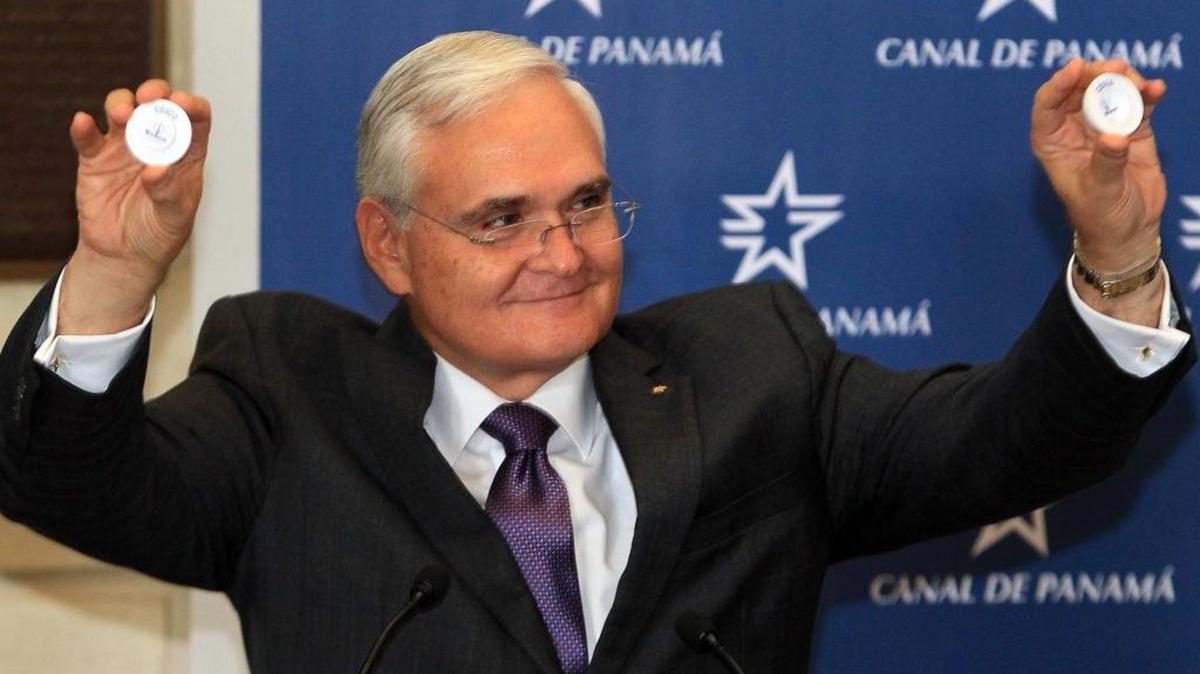 El administrador de la Autoridad del Canal de Panamá, Jorge Luis Quijano, muestra la bolita con el nombre del barco seleccionado para realizar el primer transito por el canal ampliado el viernes.
