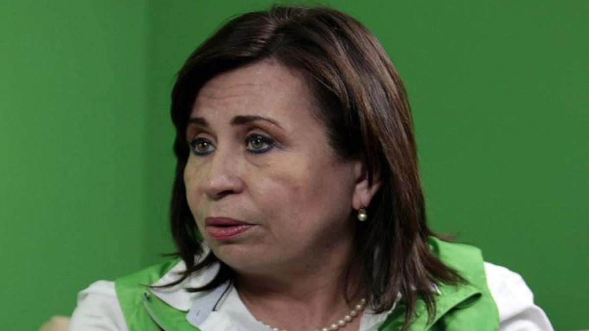 Fotografía del 23 de octubre de 2015 de la candidata a la Presidencia de Guatemala, Sandra Torres, por el partido Unión Nacional de la Esperanza (UNE), en Ciudad de Guatemala. Torres, que competirá con el candidato Jimmy Morales, del partido Frente de Convergencia Nacional (FCN-Nación), este domingo 25 de octubre en la segunda vuelta de las elecciones, aseguró en una entrevista con Efe que quiere llegar al poder para "trabajar con los pobres"..