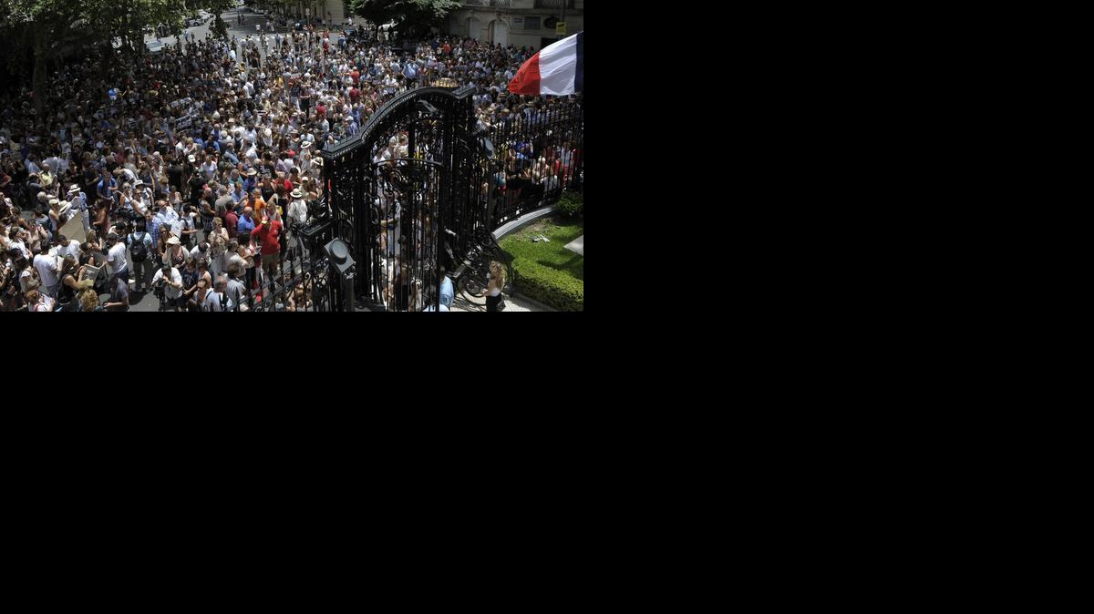 
Muchos argentinos se sumaron al acto convocado por la comunidad francesa en Buenos Aires frente a la sede diplomática francesa en el barrio de la Recoleta, donde se escucharon en dos oportunidades las estrofas de La Marsellesa y del himno nacional argentino, entonadas de manera espontánea por los presentes.
