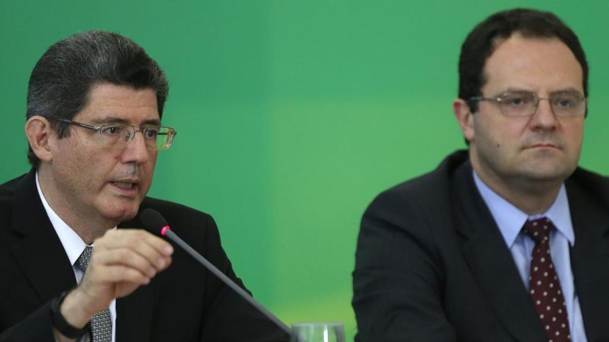 
El ministro de Finanzas de Brasil, Joaquim Levy (izq.), y el titular del ministerio de Planificación, Nelson Barbosa, exponen las nuevas medidas económicas el lunes durante una conferencia de prensa en el palacio presidencial Planalto, en Brasilia.



