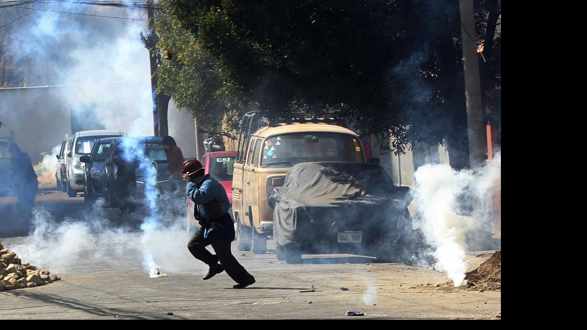 
Un minero en Potosí, Bolivia, corre el miércoles para evitar los gases lacrimógenos durante una manifestación antigubernamental en La Paz.

