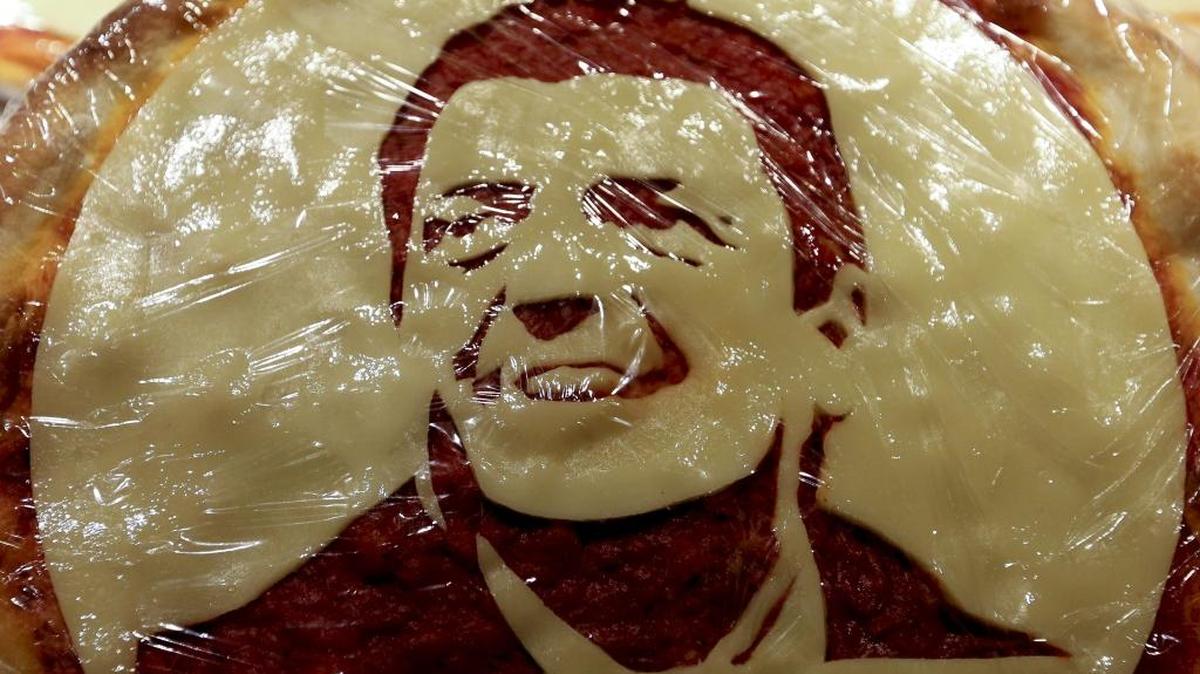 
Vista de una pizza con el rostro del candidato presidencial por una Nueva Alternativa (UNA), Sergio Massa, en Buenos Aires.
