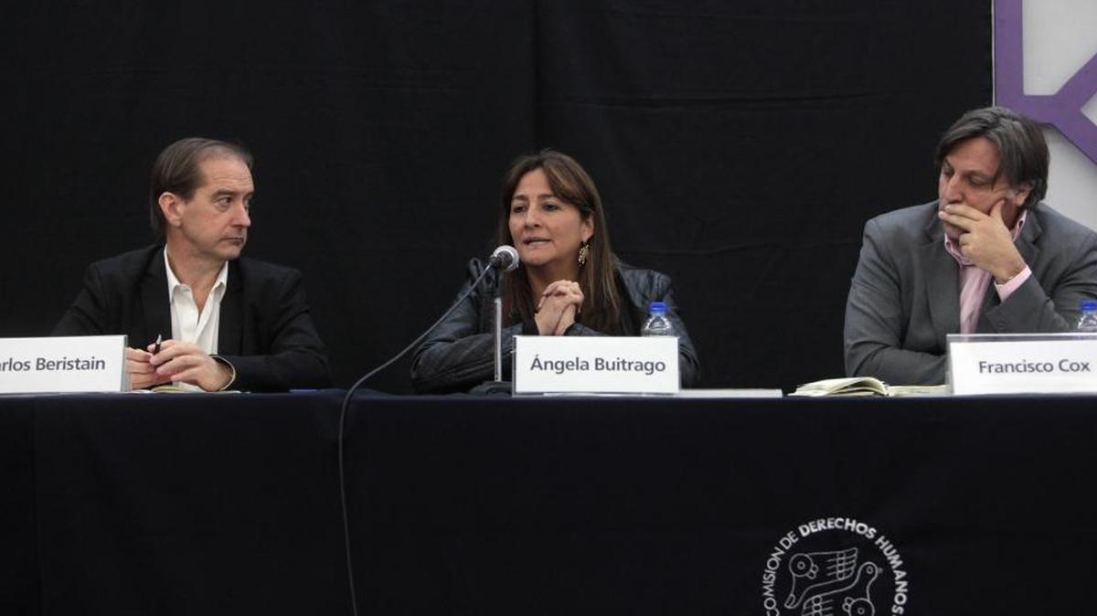 Carlos Bustamante (i), Ángela Buitrago (c), Francisco Cox (d), integrantes del Grupo Interdisciplinario de Expertos Independientes (Giei) sobre el caso de los 43 estudiantes mexicanos de Ayotzinapa desaparecidos en 2014.