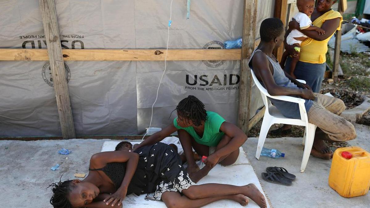 Personas con síntomas de cólera reciben atención médica en el hospital Saint Antoine tras el paso del huracán Matthew el jueves 13 de octubre de 2016, en Jeremie (Haití).