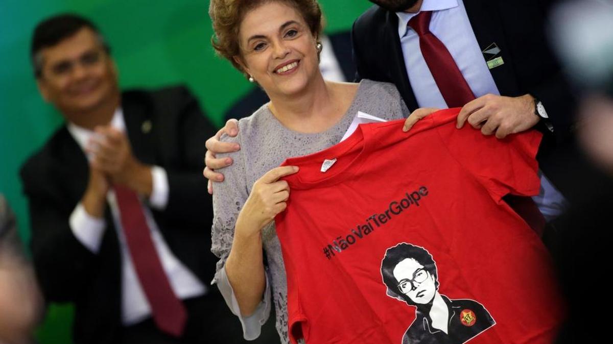 La presidenta brasileña Dilma Rousseff recibe el martes una camiseta con el lema “No tendrá golpe”, en el palacio de Planalto en Brasilia.