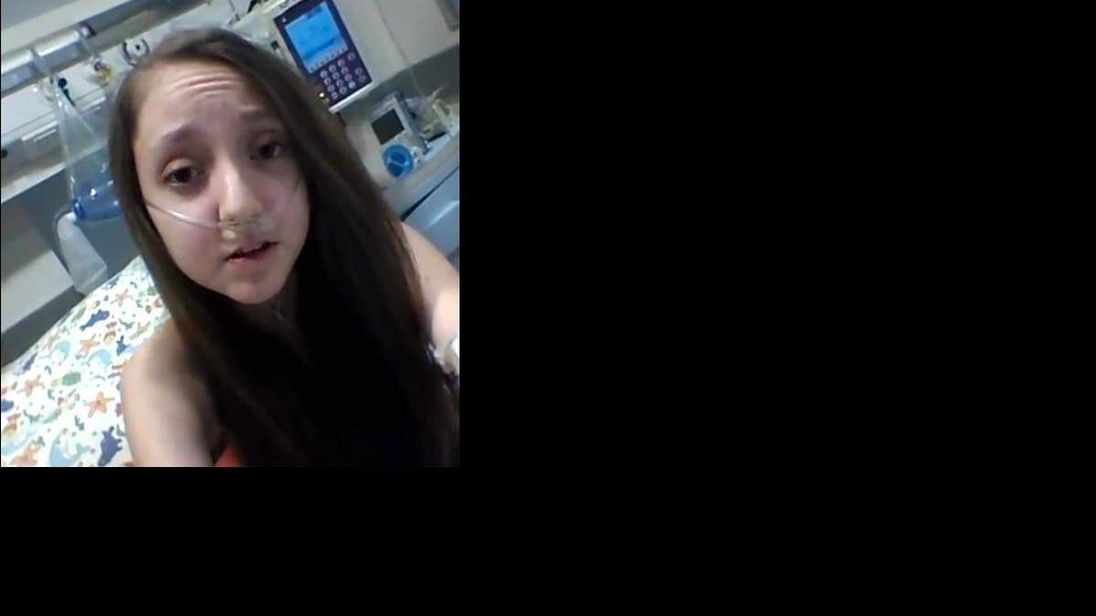 
Valentina Maureira, de 14 años, colgó en su cuenta de Facebook un video en el que solicitó a la presidenta del país la autorización de la inyección que acabe con su sufrimiento.
