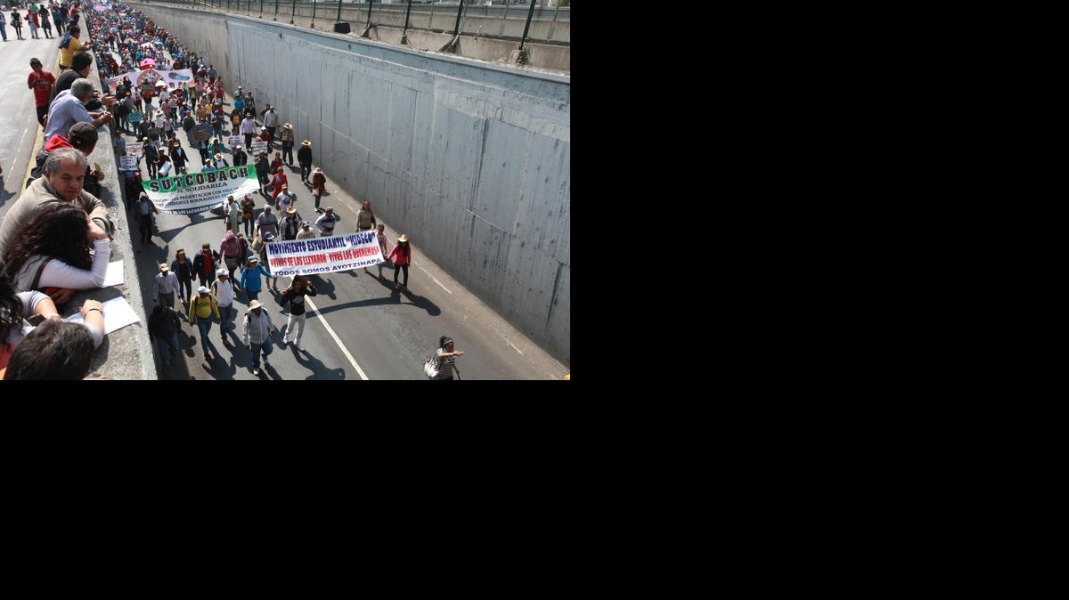 
Familiares de los 43 estudiantes de Ayotzinapa desaparecidos marcharon el lunes en Ciudad de México. La manifestación conmemora cuatro meses de esta desaparición en el sureño estado de Guerrero y exige su búsqueda con vida. 
