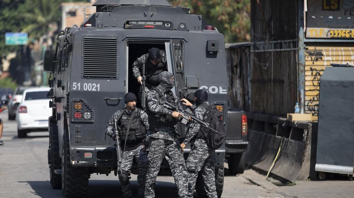 Agentes policales salen de un vehículo blindado durante un operativo contra presuntos narcotraficantes en la favela Jacarezinho de Río de Janeiro, el jueves 6 de mayo del 2021.