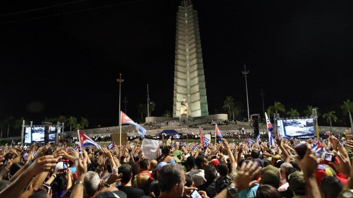 Miles de personas asisten este martes 29 de noviembre de 2016, al acto celebrado para despedir al fallecido líder cubano Fidel Castro, en la Plaza de la Revolución de La Habana (Cuba). Al acto también asisten mandatarios y personalidades de varios países.