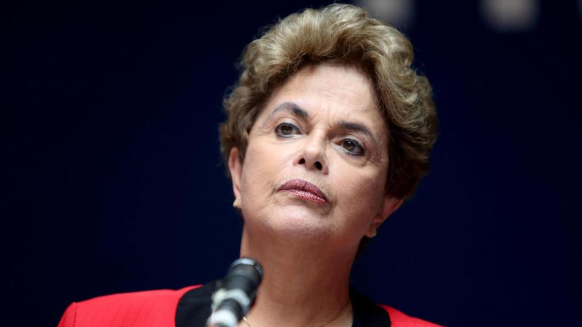 La ex mandataria brasilena Dilma Rousseff habla el viernes 4 de noviembre de 2016, en la sede del sindicato uruguayo PIT-CNT en Montevideo (Uruguay), al término de una marcha promovida por el sindicato bajo la consigna "Por la democracia y contra el Neoliberalismo".