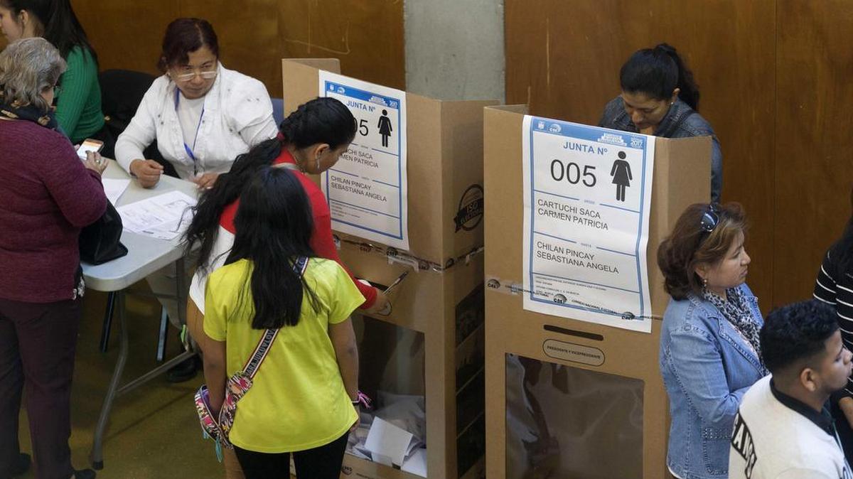 Varias mujeres votan en el colegio electoral de Murcia, en la segunda vuelta de las elecciones de Ecuador en la que estan empadronados 30,000 ecuatorianos en la Región de Murcia para votar.