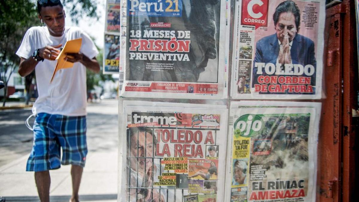 Los periódicos con el retrato del ex presidente peruano (2001-2006) Alejandro Toledo en sus portadas para su venta en Lima el 10 de febrero de 2017.