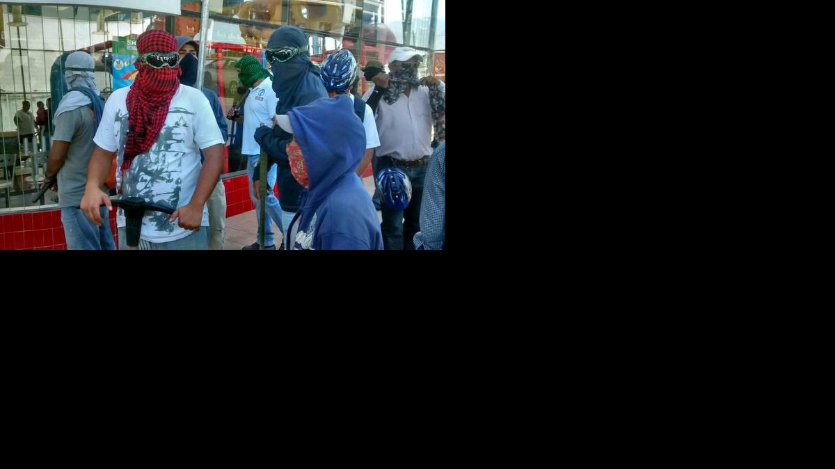 
Grupos de encapuchados bloquean los accesos a tiendas de autoservicio en la ciudad de Chilpancingo en el estado de Guerrero hoy, lunes 1 de diciembre de 2014. México vive hoy una nueva jornada de marchas y bloqueos en todo el país para protestar por la desaparición de 43 estudiantes hace más de dos meses y contra el Gobierno de Enrique Peña Nieto, cuando éste cumple dos años de mandato.
