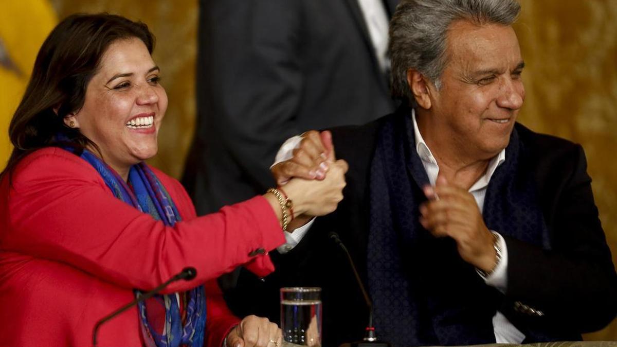 El presidente de Ecuador, Lenín Moreno (d), junto al vicepresidenta Maria Alejandra Vicuña (i), celebra mientras ofrece un discurso desde el palacio presidencial de Carondelet el domingo 4 de febrero de 2018, en Quito (Ecuador).