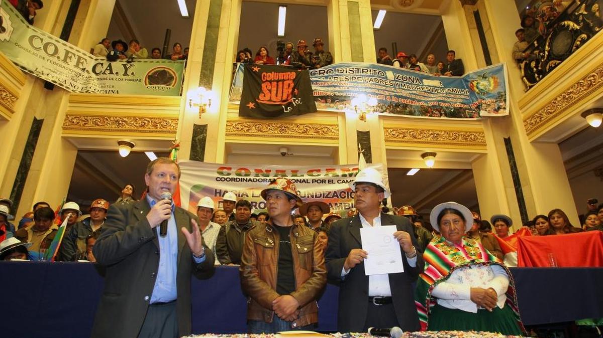 
El dirigente de la Central Obrera Boliviana, Juan Carlos Trujillo (c), escucha al presidente del Senado, José Alberto González (i), tras recibir un proyecto de ley para que Evo Morales pueda ser candidato por cuarta vez consecutiva en el 2019.
