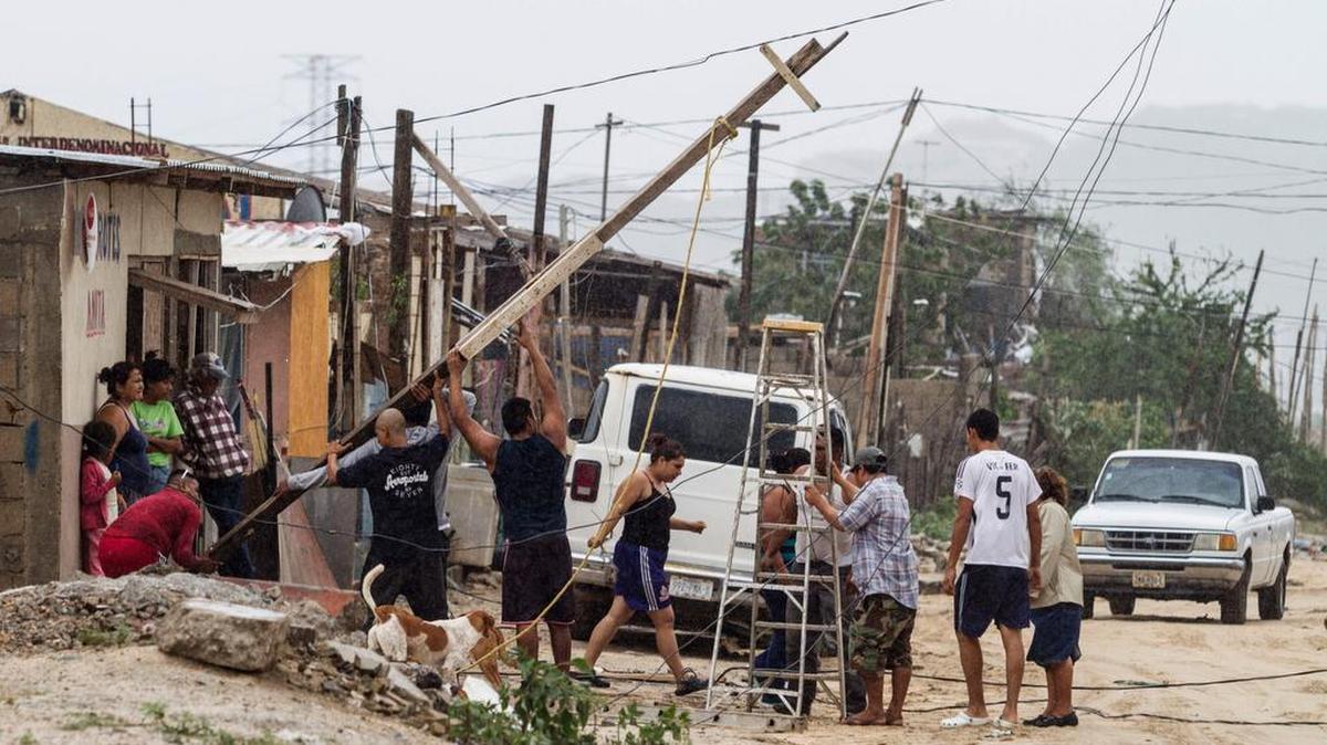 Residentes trabajan en la zona afectada por el huracán Newton en Los Cabos, Baja California, México, el 6 de septiembre, 2016.