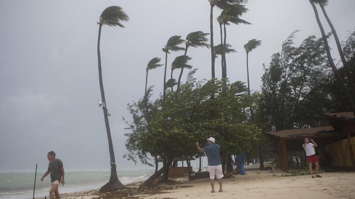 Turistas hacen videos del fuerte oleaje y viento horas antes del paso del huracán María el miércoles 20 de septiembre de 2017, en Punta Cana.