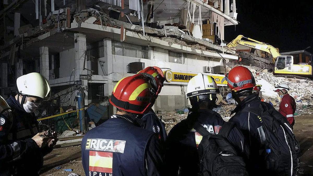 Fotografía facilitada por la Comunidad de Madrid, del equipo de Emergencia y Respuesta Inmediata de la Comunidad de Madrid (ERICAM), junto a miembros de la Unidad Militar de Emergencias (UME), que se desplazó la noche del pasado domingo a Ecuador, ya ha comenzado las labores de búsqueda de posibles supervivientes del terremoto que ha afectado al país.