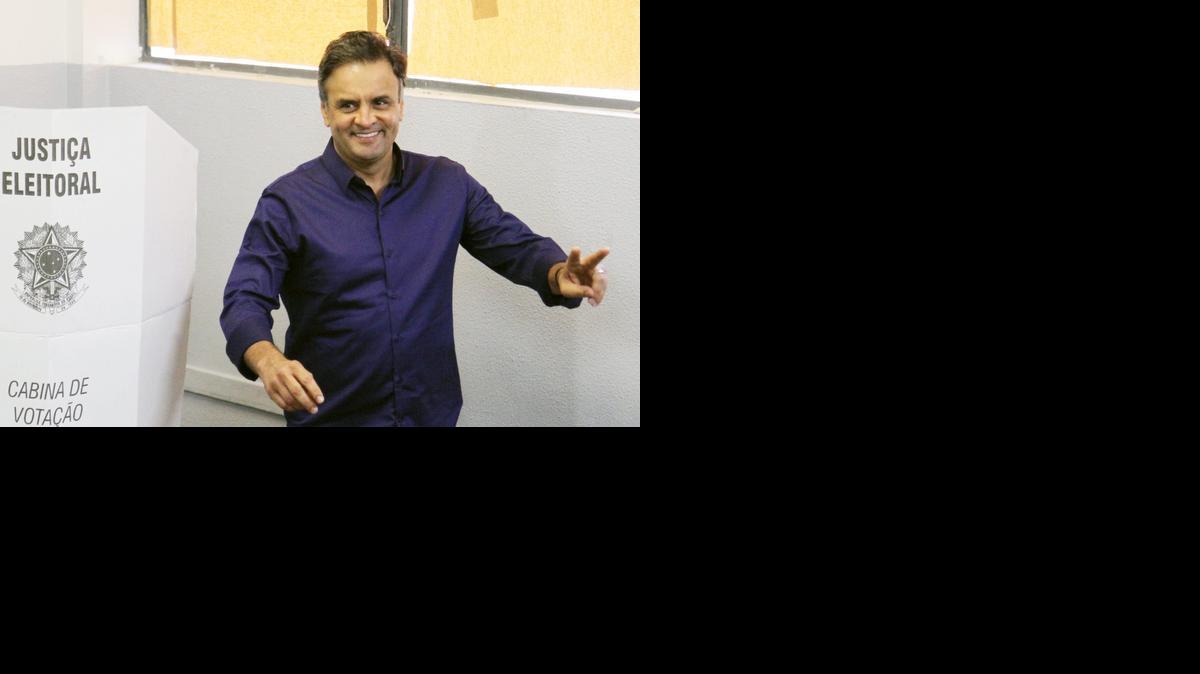 
El candidato presidencial socialdemócrata Aécio Neves vota el domingo en la ciudad de Belo Horizonte, Minas Gerais, Brasil. 
