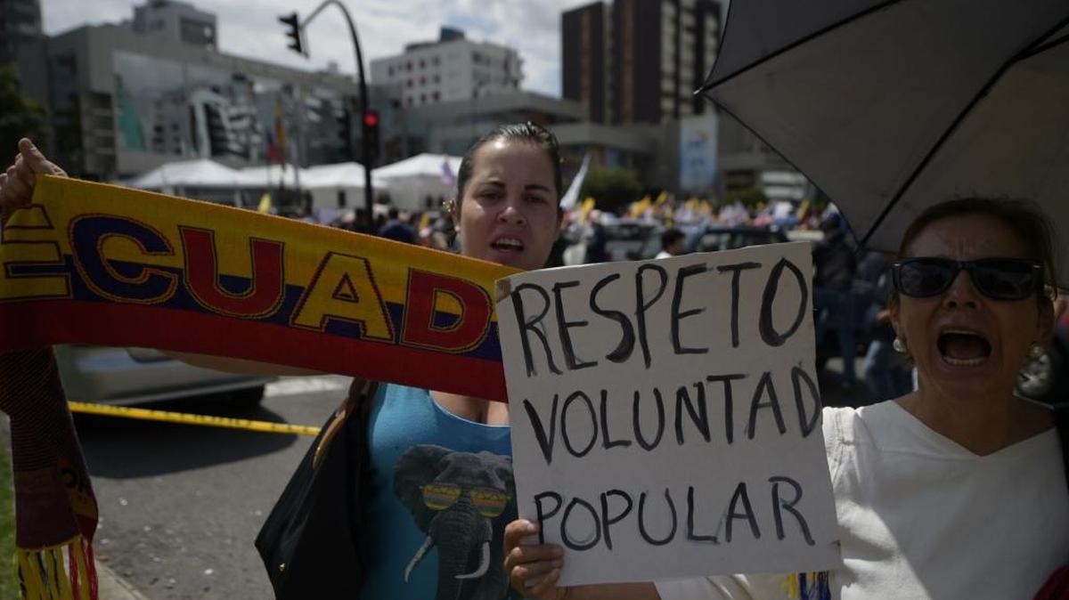 Partidarios del candidato presidencial opositor ecuatoriano Guillermo Lasso protestan frente al Consejo Electoral Nacional en Quito, el lunes 20 de febrero del 2017.