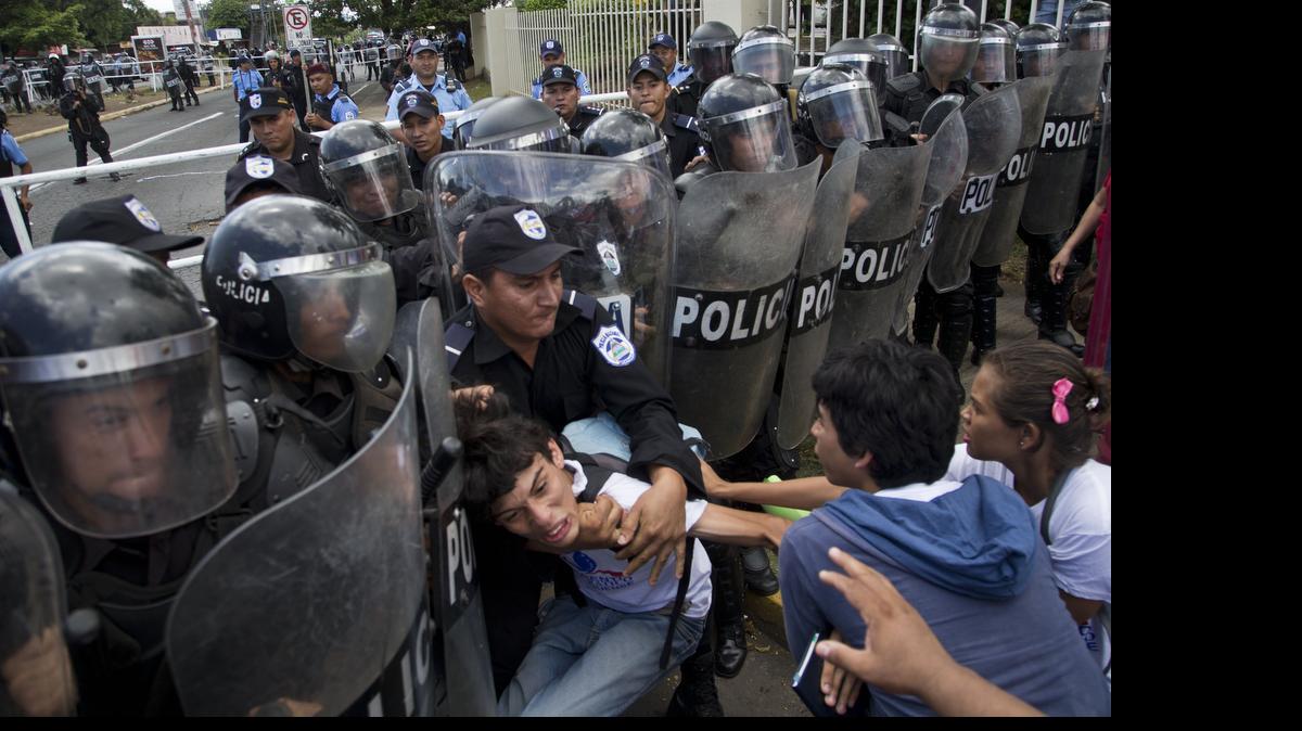 
Un opositor es violentamente detenido por la policía antimotines en Nicaragua.
